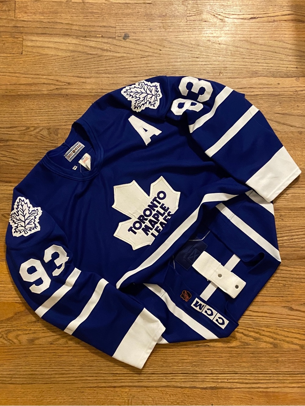 Vintage Toronto Maple Leafs Doug Gilmour hockey jersey